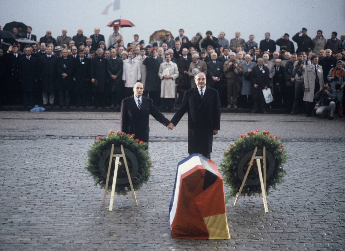 The then French President François Mitterrand and the then German Chancellor Helmut Kohl jointly commemorate the dead of both World Wars in Verdun. Which objective of the European Union is evident at this meeting?